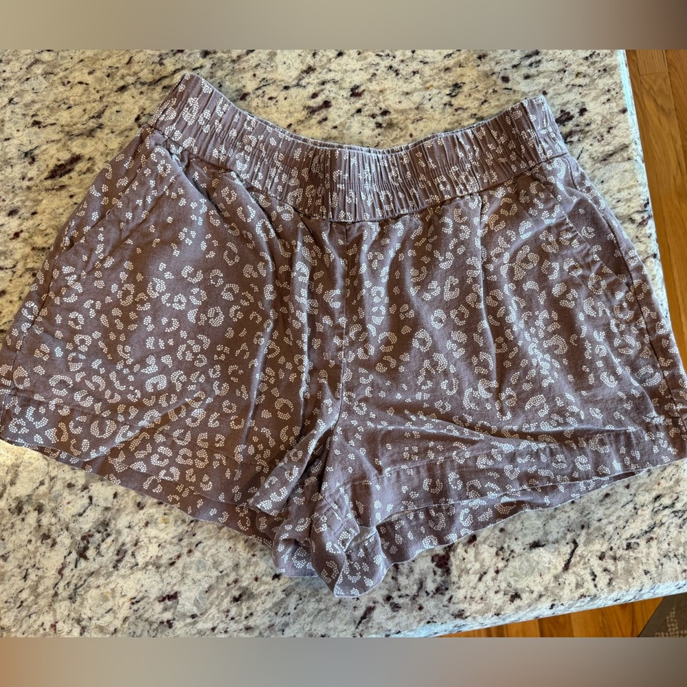 A new day 2.5” inseam neutral print shorts. EUC!